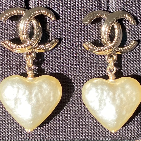 2024 REV CHANEL GOLD CC LOGO HEART SHAPE PEARLS DANGLE EARRINGS - Picture 3 of 11